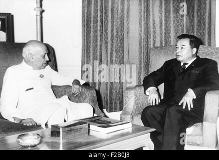 Prinz Souvanna Phouma (rechts), Premierminister von Laos, traf sich mit indischen Premier Jawaharlal Nehru. 5. November 1963. Die neutralistische Souvanna Phouma war Premierminister von Juni 1962-1975, wie Laos durch den Vietnam-Krieg an seiner Ostgrenze gestört wurde und es eigenen kommunistischen Aufstand der Pathet Lao ist. (CSU 2015 9 1086) Stockfoto