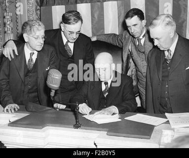 Haus Lautsprecher, Sam Rayburn, sitzend auf Haus Rostrum, Unterzeichnung der Neutralität Revision Rechnung. 13. November 1941. L-r: Patrick Boland, demokratischen Peitsche; John McCormick, Mehrheitsführer; Howard Smith, VA; und Lansdale Sasscer, MD. Es erlaubt die amerikanische Händler-Flotte direkt nach Alliierten Häfen in das Kriegsgebiet unter dem Schutz von ihren Kriegsschiffen zu segeln. (CSU 2015 9 1033) Stockfoto