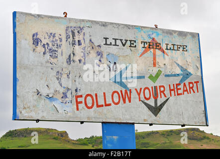 SMS-Nachricht Follow Your Heart auf eine weiße Tafel geschrieben Stockfoto