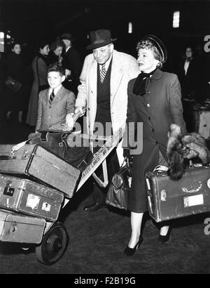 Helen Hayes mit ihrem Ehemann Charles MacArthur und Adoptivsohn, Jamie McArthur. Sie sind auf der United States Line Pier, ca. 1949. (CSU 2015 7 455) Stockfoto