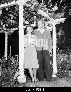 Helen Hayes und ihr Ehemann Charles McArthur, ca. September 1940. MacArthur wurde von dem Schauspieler Matthew Broderick in der 1994 Film Mrs PARKER und THE VICIOUS CIRCLE dargestellt. (CSU 2015 7 454) Stockfoto