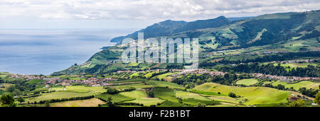 Panoramische Luftaufnahme von Povoacao in Sao Miguel, Azoren Stockfoto
