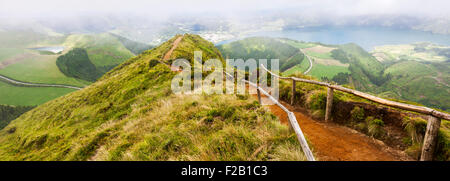 Wanderweg führt zu einen Blick auf die Seen von Sete Cidades und Santiago de Sao Miguel, Azoren Stockfoto