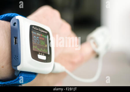 Pulse oxymeter durch ein männlicher Patient sein Blut zur Messung der Sauerstoffsättigung abgenutzt Stockfoto