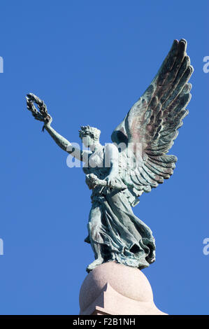 Die geflügelte Figur aus Bronze an der Spitze der Sunderland War Memorial in Mowbray Park, Tyne and Wear, England, UK Stockfoto