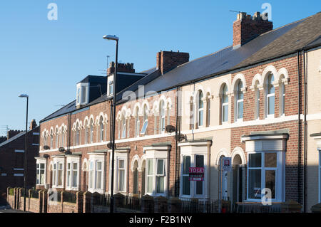Reihe von Terraced Häuser in Richtung Straße, Hendon, Sunderland, Tyne und Abnutzung, England, UK Stockfoto