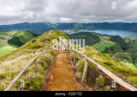 Wanderweg führt zu einen Blick auf die Seen von Sete Cidades und Santiago de Sao Miguel, Azoren Stockfoto