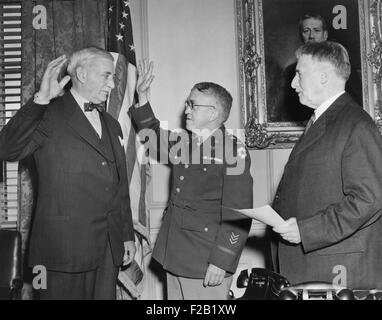 William S. Knudsen wird als Leutenant General von Kriegsminister, Henry L. Stimson vereidigt. 29. Januar 1942. 1938 / 39, seiner Firma, Stockfoto