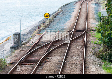 Punkte bei einem dual Bahn verfolgen, wo es zu einer einzigen Spur verschmilzt. Stockfoto