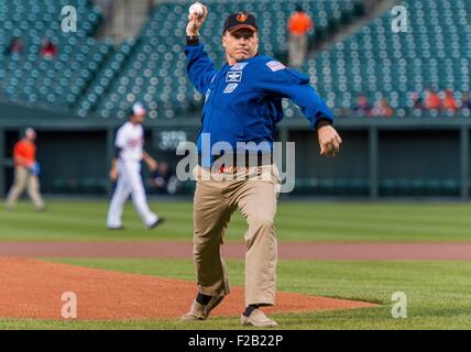 NASA-Astronaut und Maryland native, Terry Virts wirft den zeremoniellen ersten Pitch vor den Boston Red Sox auf der Baltimore Orioles Baseball Stadium Camden Yards 14. September 2015 in Baltimore, Maryland. Virts verbringen 199 Tage an Bord der internationalen Raumstation ISS. Stockfoto