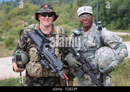 Ein US-Army 173rd Airborne Brigade Soldat steht mit seinem slowenischen Amtskollegen während des Trainings Sofortreaktion 14. September 2015 in Slunj, Kroatien. Sofortige Reaktion ist eine multinationale Bereich Trainingsübung in Kroatien und Slowenien. Stockfoto