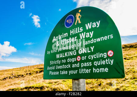 Melden Sie sich an die Antrim Hills und Ulster Weg, Wanderweg, County Antrim. Stockfoto