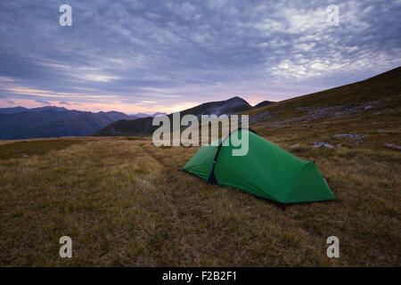 Ein Zelt auf höheren Ebenen in der Mamores bei Sonnenuntergang Stockfoto