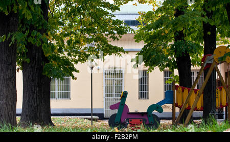 Leeren Spielplatz in einem Park Stockfoto