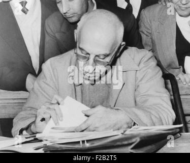 Gestürzten iranischen Premier Mohammed Mossadegh liest während seines Teheran Verrats Testversion. 19. Dezember 1953. Mossadegh wurde mit trotzt des Schahs, versucht, den Sturz der Monarchie und illegal auflösen Parlament beauftragt. (CSU 2015 8 512) Stockfoto