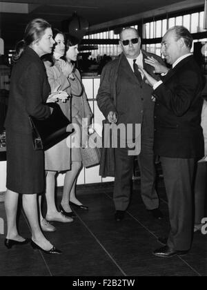 Ingrid Bergman und ihr Ex-Mann italienischen Regisseur Roberto Rossellini am Flughafen Rom. 5. April 1967. Das geschiedene Paar wurden begleitet von Zwillingstöchtern Isotta (Mitte) und Isabella Rossellini. Der Mann auf der rechten Seite ist ein unbekannter Freund. (CSU 2015 7 331) Stockfoto
