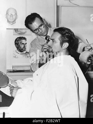 Make-up Artist Ben Nye arbeitet an der Schauspieler Douglas Fairbanks, Jr. Ca. 1940er Jahre. (CSU 2015 8 487) Stockfoto