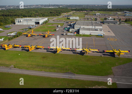 CL215, CL215T und CL415 Wasser Bomber sind an der SOPFEU Basis am Flughafen Quebec Stadt Jean Lesage in Quebec City geparkt. Stockfoto