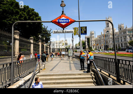 Eingang der u-Bahn Banco de España-Entrada de Madrid Metro Madrid Banco de España Stockfoto