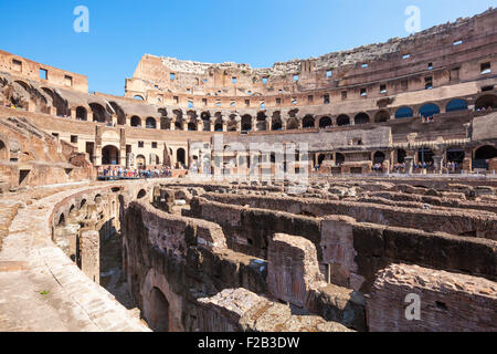 Im Inneren das Kolosseum in Rom oder Flavian Amphitheater Blick über die Ausgrabungen der Arena Rom Latium Region Italien EU Europa Stockfoto