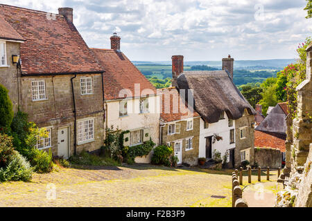 Blick auf malerische Hütten auf gepflasterten Straße in Gold Hill, Shaftesbury Dorset England UK Europe Stockfoto