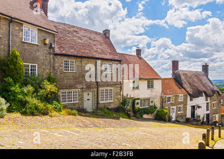 Blick auf malerische Hütten auf gepflasterten Straße in Gold Hill, Shaftesbury Dorset England UK Europe Stockfoto