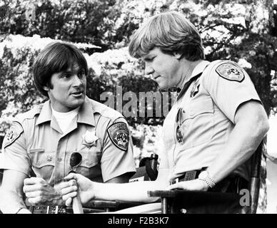 Bruce Jenner als Officer Steve McLeish und Larry Wilcox als Jon Baker auf "CHiPs". Jenner Gastauftritte, als Ersatz für Sterne Erik Estrada, der in einem Vertrag Streit mit NBC und MGM war. Szene ist von "Diamond In The Rough" am 22. November 1981 ausgestrahlt wurde. -(CSU 2015 5 92) Stockfoto