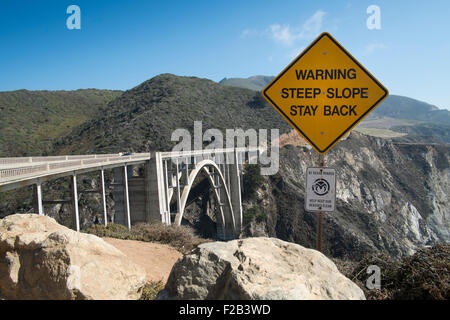 Steilen Sie Hang Zeichen an Bixby Bridge, Highway 1, California Stockfoto