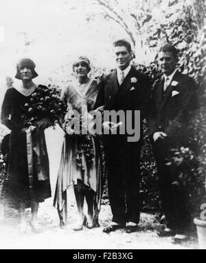 Gene Tunney und Frau Polly Lauder Tunney am Tag ihrer Hochzeit im Hotel Russie, Rom. 3. Oktober 1928. Rechts ist Dr. Carnos Weekes, der beste Mann. Die Hochzeit in Rom verursacht einen Presse-Rausch als Fotografen drängten sich um Bilder des Paares zu erfassen. -(CSU 2015 5 159) Stockfoto