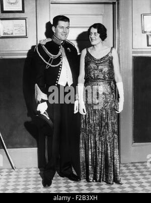 Gene Tunney und Frau Polly Lauder Tunney in formelle Kleidung. Er trägt eine Kleid Uniform des Marine Corps. Tunney serviert im Marinekorps Zweig der Connecticut Miliz. Das Paar heiratete am 3. Oktober 1928, unter der Bedingung, dass Tunney aus dem Profiboxen zurückziehen. -(CSU 2015 5 158) Stockfoto