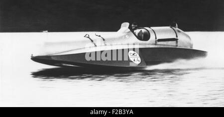 Donald Malcolm Campbell bei seinem ersten Test führen Sie von seinem "Blue Bird", auf See Coniston, 10. August 1949. Mehr als zwei Jahren scheiterte er den Wasser Geschwindigkeits-Weltrekord von 170 km/h eingestellt von Stanley Sayers zu durchbrechen. -(CSU 2015 5 15) Stockfoto