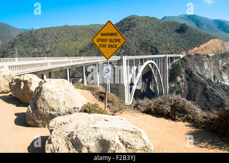 Steilen Sie Hang Zeichen an Bixby Bridge, Highway 1, California Stockfoto