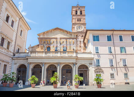 Vorderfassade der Basilika Santa Maria in Trastevere, eine der ältesten Kirchen von Rom Italien Latium Roma EU Europa Stockfoto