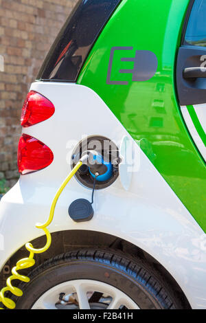 Smart fortwo Elektroauto an einer Ladestation für Elektroautos in Rom Roma Latium Italien Elektrofahrzeug EU Europa Stockfoto