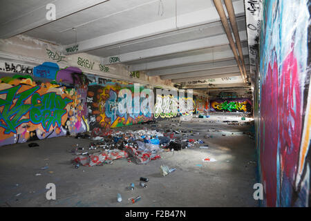 Kopenhagen, Dänemark. 15. September 2015. Restaurant Noma schließt direkt nach Silvester Eve 2016 2017 in einem neuen Restaurant mit eine urbane Farm wieder zu öffnen. Diese alte naval mine Depot voller Graffiti und street-Art in einem denkmalgeschützten historischen Abwehr, in der Nähe der Freistadt Christiania, früher auch Gehäuse dänische Akademie der bildenden Künste, School of Architecture, werden die Baustelle für das neue Restaurant. Pläne sind ein Gewächshaus auf dem Dach, den Asphalt mit guten, frischen Boden zu ersetzen, und platzieren Sie eine schwimmende Feld auf einem Floß im See. Bildnachweis: Niels Quist/Alamy Live Stockfoto