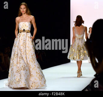 New York, USA. 15. Sep, 2015. Modelle zeigen Kreationen der Kollektion Frühjahr/Sommer 2016 Badgley Mischka während der New York Fashion Week in New York, USA, am 15. September 2015. Bildnachweis: Wang Xijia/Xinhua/Alamy Live-Nachrichten Stockfoto