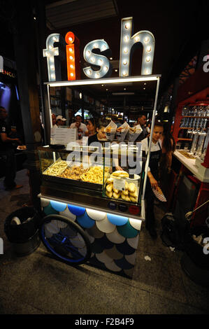 Gebratener Fisch in San Miguel Markt-Pescado Frito En el Mercado de San Miguel Stockfoto