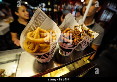 Gebrannten Fisch in San Miguel Markt-Pescado Frito En el Mercado de San Miguel-2.jpg Stockfoto