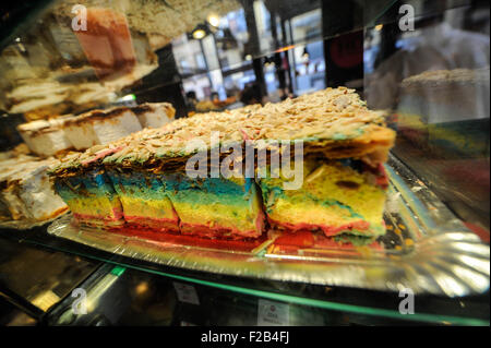 Gay Pride themed Kuchen in San Miguel Markt-Tarta Con el Tema del Orgullo Gay En el Mercado de San Miguel Stockfoto