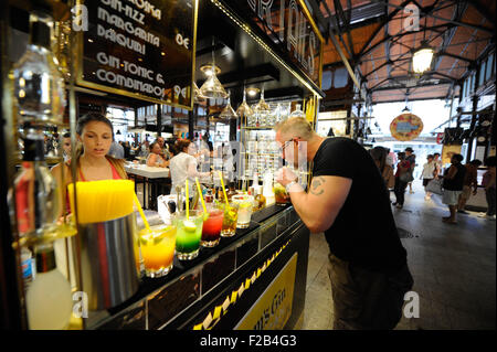 Mini-Cocktail-Bar in San Miguel Markt-Mini-Bar de Cócteles En el Mercado de San Miguel Stockfoto