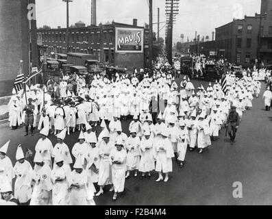 Ku Klux Klan-Parade in einer unbekannten amerikanischen Stadt. In den 1920er Jahren der Klan präsentierte sich als eine brüderliche Organisation, und erweitert seine Feindseligkeit über Afro-Amerikaner, Katholiken, Juden und Ausländer aufzunehmen. Es förderte christlicher Fundamentalismus, Patriotismus und weiße Vorherrschaft. -(BSLOC 2015 1 204) Stockfoto