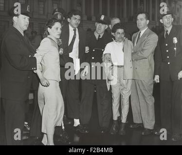 Puerto Rican Nationalisten unter Arrest nach der Aufnahme fünf Kongressabgeordneten im Capitol. Im Gewahrsam der Polizei sind Lolita Lebron, Rafael abbrechen Miranda und Andres Figueroa Cordero. 1. März 1954. -(BSLOC 2015 1 198) Stockfoto