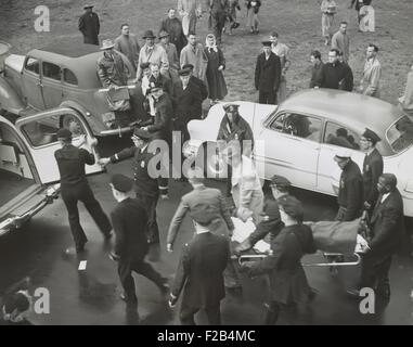 Rep Clifford Davis, erfolgt aus der Hauptstadt nach der Schießerei in der Haus-Kammer. Drei Puerto Rican Nationalisten verwundet fünf Abgeordnete in das Repräsentantenhaus am 1. März 1954. -(BSLOC 2015 1 197) Stockfoto