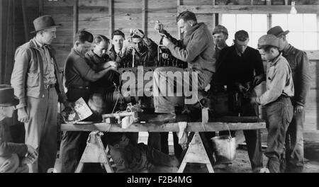 Zivile Conservation Corps (CCC) Klasse lernen über eine Benzin-Motor. Arcadia, Louisiana, 1937-42. -(BSLOC 2015 1 193) Stockfoto