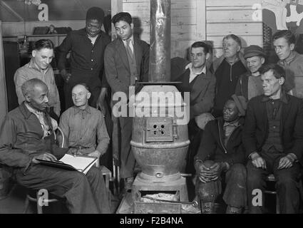 Arbeitslose Bergleute bei Scott Frauenlauf, West Virginia, März 1937. Sie sind wahrscheinlich auf einer Sitzung des Bündnisses Betriebsrat, ein Outreach-Programm der linken Organisationen wie die kommunistischen und sozialistischen Parteien. Foto von Lewis Hine. -(BSLOC 2015 1 175) Stockfoto