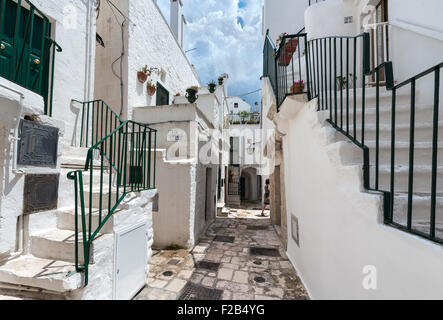 Enge Gassen und Treppen in Cisternino, Apulien, Italien. Stockfoto