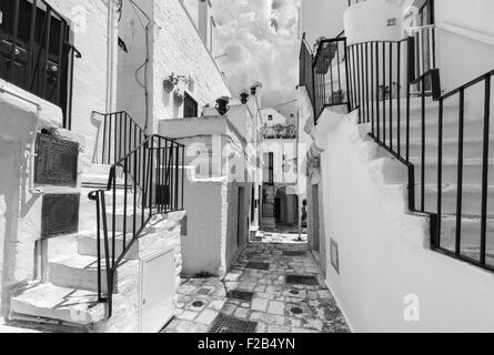 Enge Gassen und Treppen in Cisternino, Apulien, Italien. Stockfoto