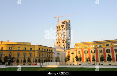 Ein neues Hochhaus erhebt sich über dem Ministerium Gebäude rund um Skanderbeg-Platz, Tirana, Albanien. Stockfoto