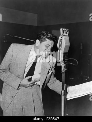 John Garfield, bei CBS Radio-Mikrofon, in das Spannung zu spielen, "Todesurteil" durchführen. 1949 es lief auf der lang laufenden Serie, Spannung. -(BSLOC 2014 17 86) Stockfoto