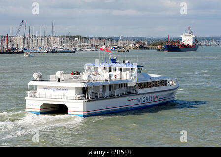 Wightlink Katamaran Wight Rider 2 im Hafen von portsmouth Stockfoto